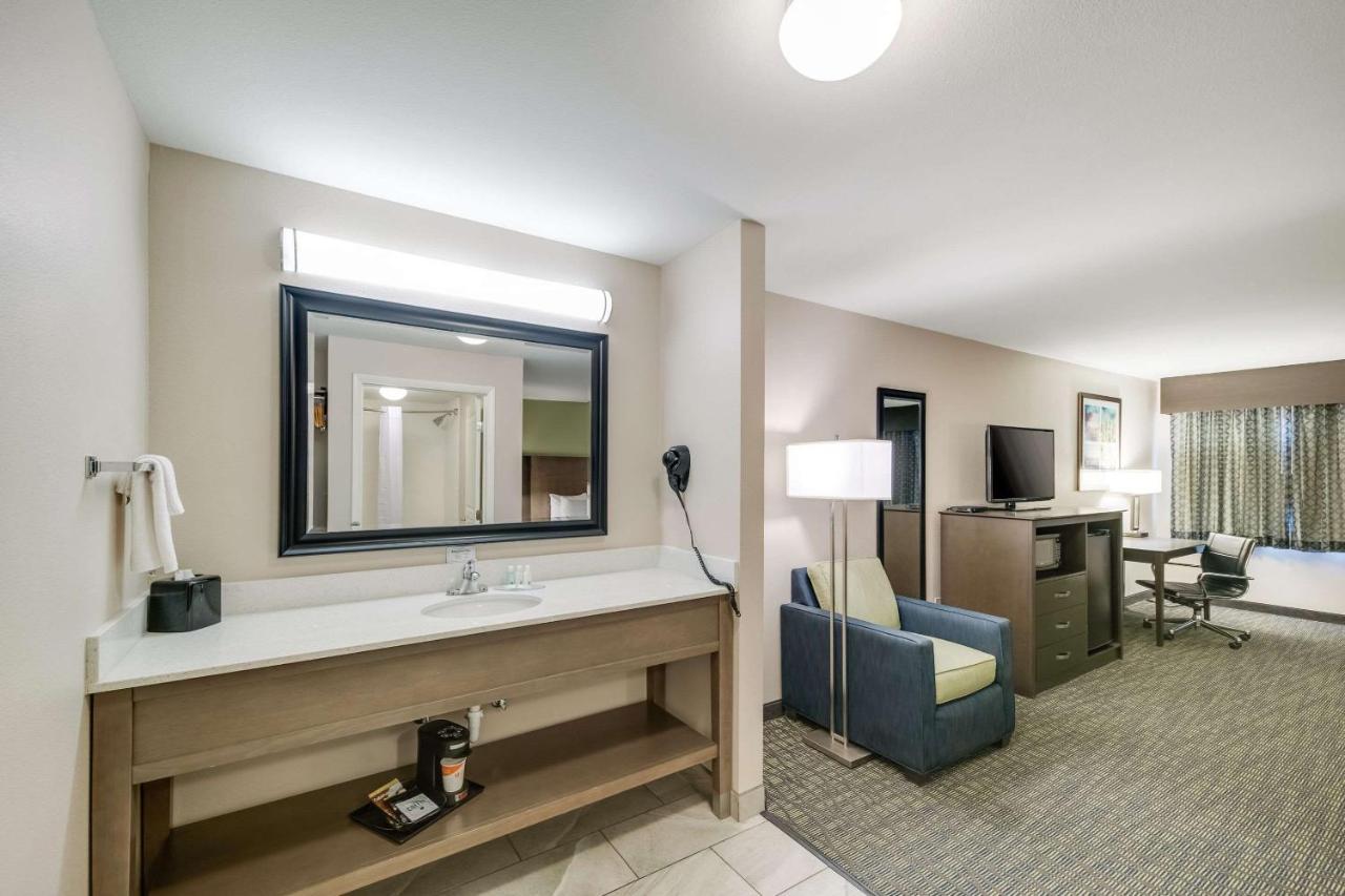 Quality Inn & Suites Ardmore Bagian luar foto